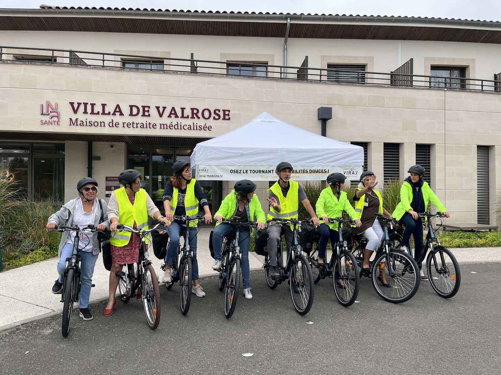 Collaborateurs à vélo lors d'une animation Viraj sur site