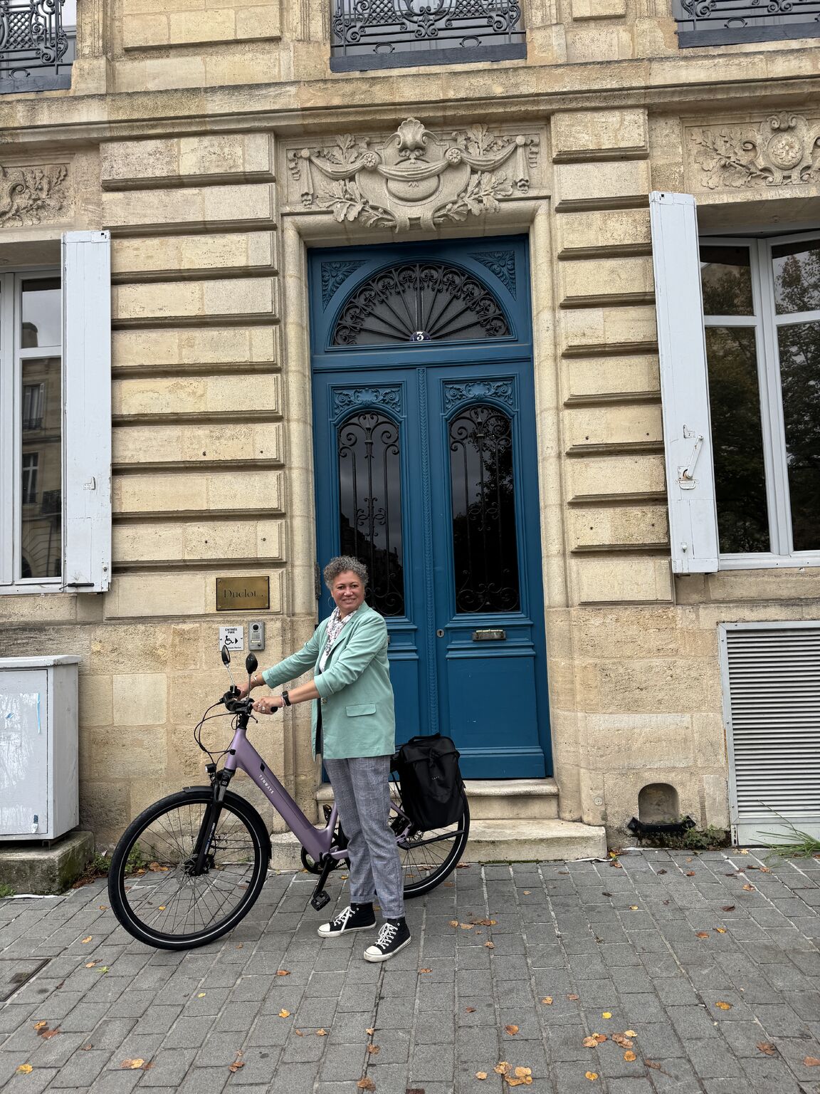Nathalie, salariée de Duclot, avec son vélo électrique Viraj à Bordeaux